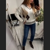 Kremowy sweter w romby i dekoltem w serek